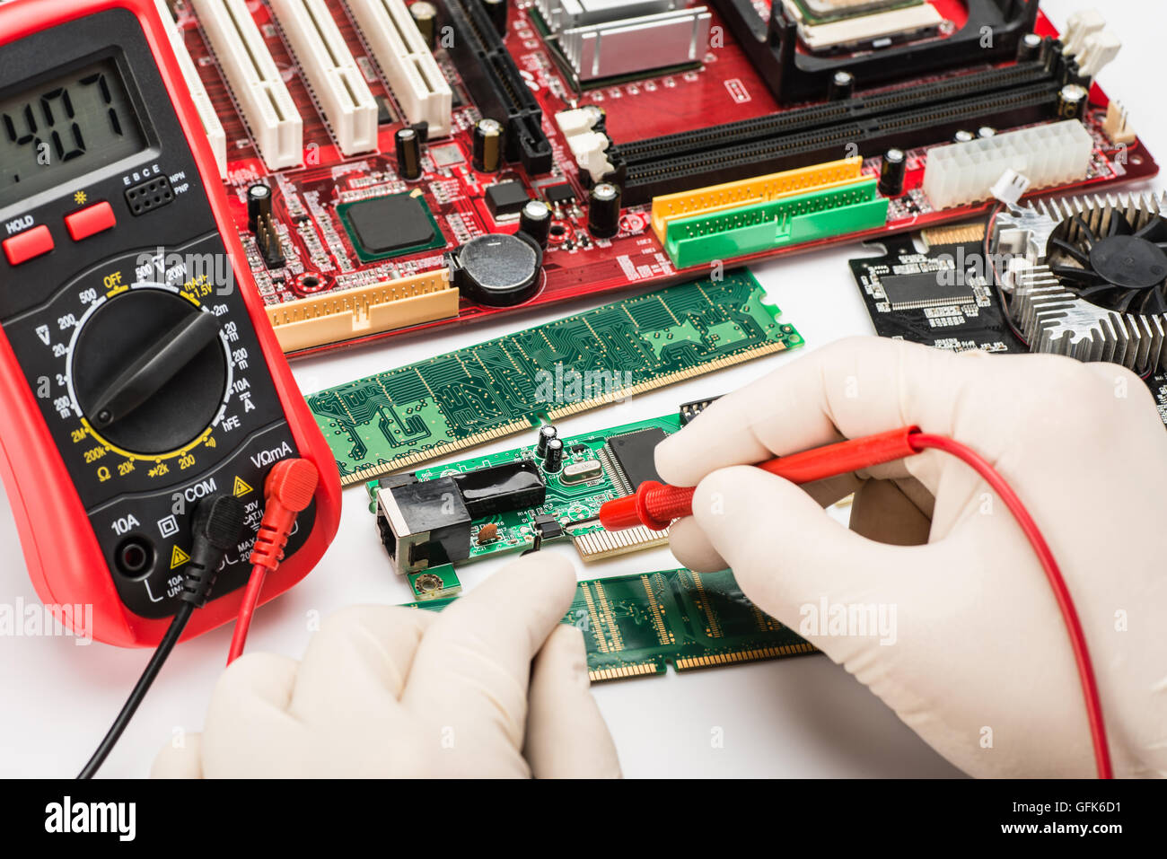 Lavorando sull'hardware del computer Foto Stock
