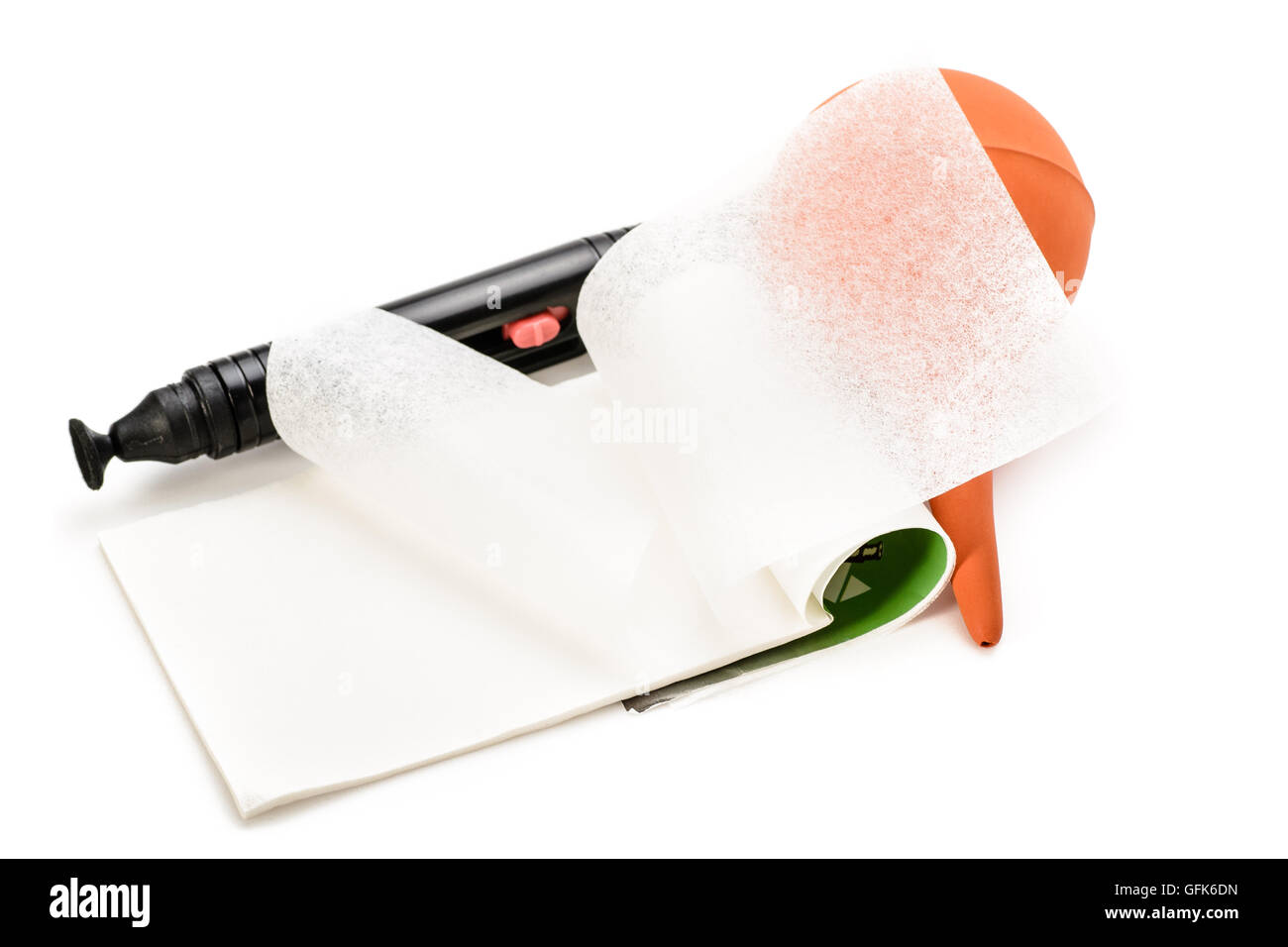 Per la pulizia della lente strumenti su uno sfondo bianco. Foto Stock