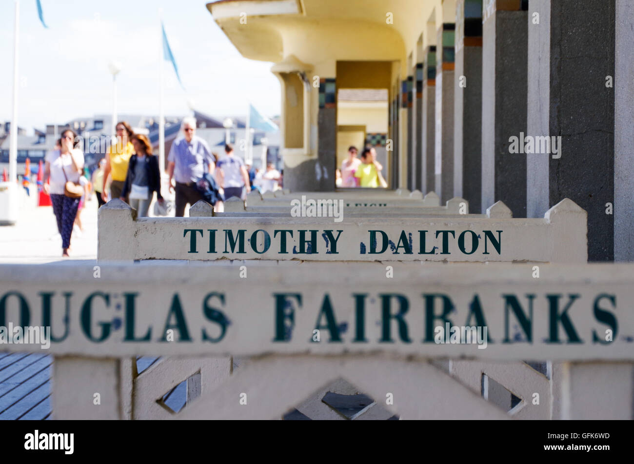Nomi famosi dipinto nella parte anteriore delle cabine sulla spiaggia, sul lungomare di Deauville, Francia. Foto Stock