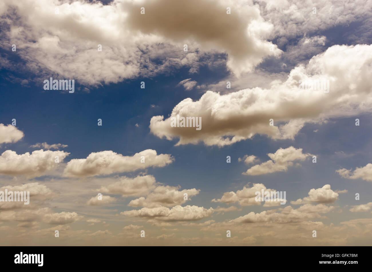 Sullo sfondo del cielo con le nuvole per la grafica di sfondo Foto Stock