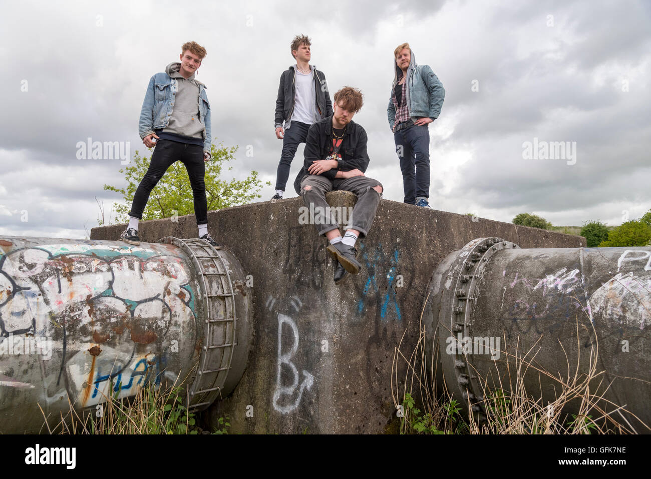 I ragazzi della band Viola spiaggia a Fiddlers Ferry. L a r. Jack Dakin, Fiume Reeves, Kris Leonard e Tom Lowe. Penketh. Warrington Foto Stock