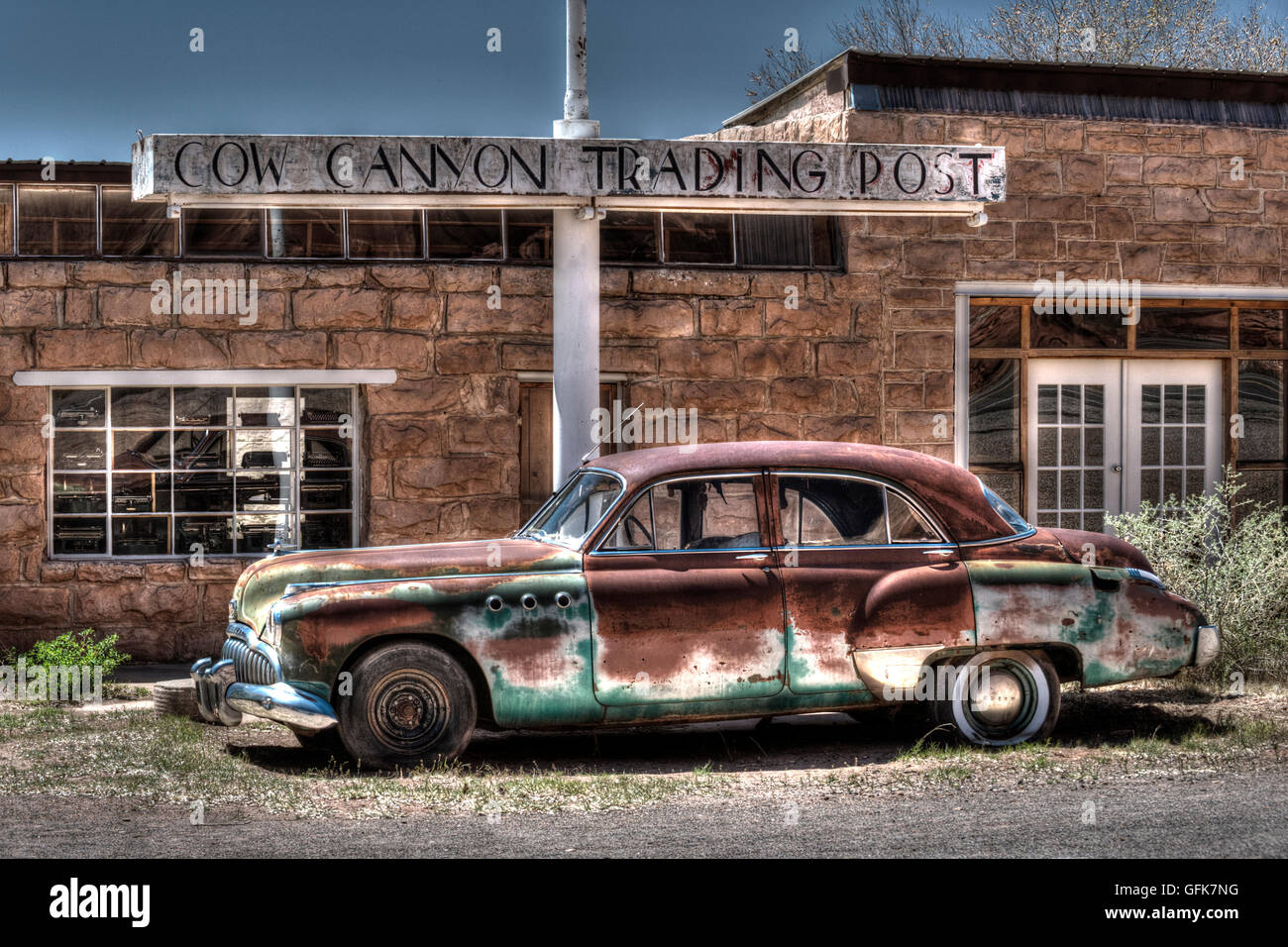 Un colore manipolato immagine di una vecchia auto di fronte a un vecchio Western trading post Foto Stock