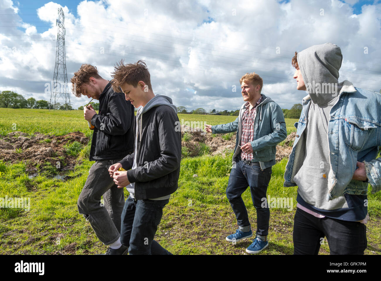 I ragazzi della band Viola spiaggia a Fiddlers Ferry.l a r. Kris Leonard, Fiume Reeves, Tom Lowe e Jack Dakin. Penketh. Warringt Foto Stock