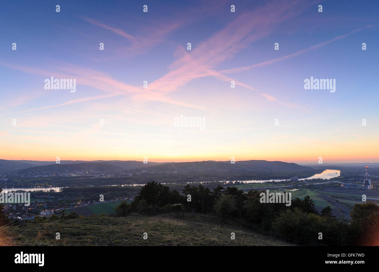 Klosterneuburg: vista da Elizabeth altezza sul Bisamberg sul Danubio e di Klosterneuburg, Austria, Niederösterreich, bassa Foto Stock