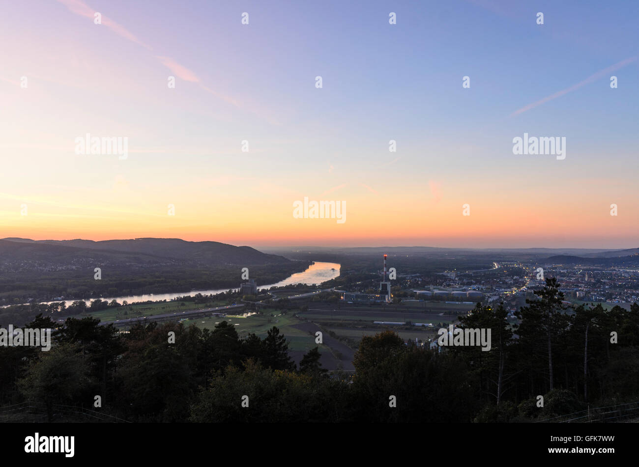 Klosterneuburg: vista da Elizabeth altezza sul Bisamberg sul Danubio e Korneuburg, Austria, Niederösterreich, inferiore a Foto Stock