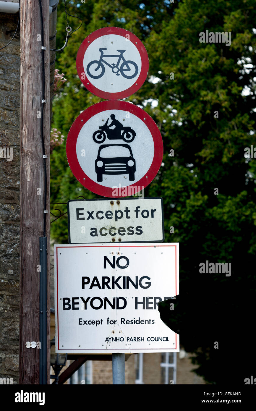 Regolamentazione segnaletica stradale nel villaggio Aynho, Northamptonshire, England, Regno Unito Foto Stock