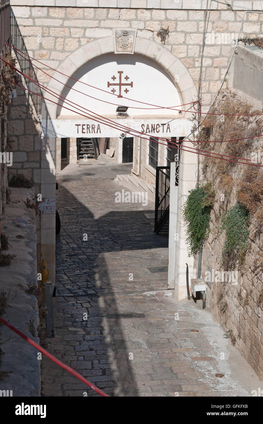Israele, Gerusalemme: Vicolo della città vecchia si vede dal tour a piedi lungo le antiche mura, costruito sotto il sultano Solimano il Magnifico tra il 1537 e il 1541 Foto Stock
