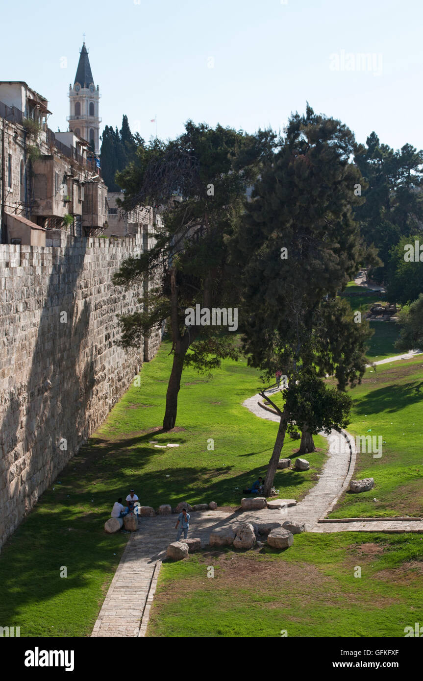 Israele, Gerusalemme: Vicolo della città vecchia si vede dal tour a piedi lungo le antiche mura, costruito sotto il sultano Solimano il Magnifico tra il 1537 e il 1541 Foto Stock