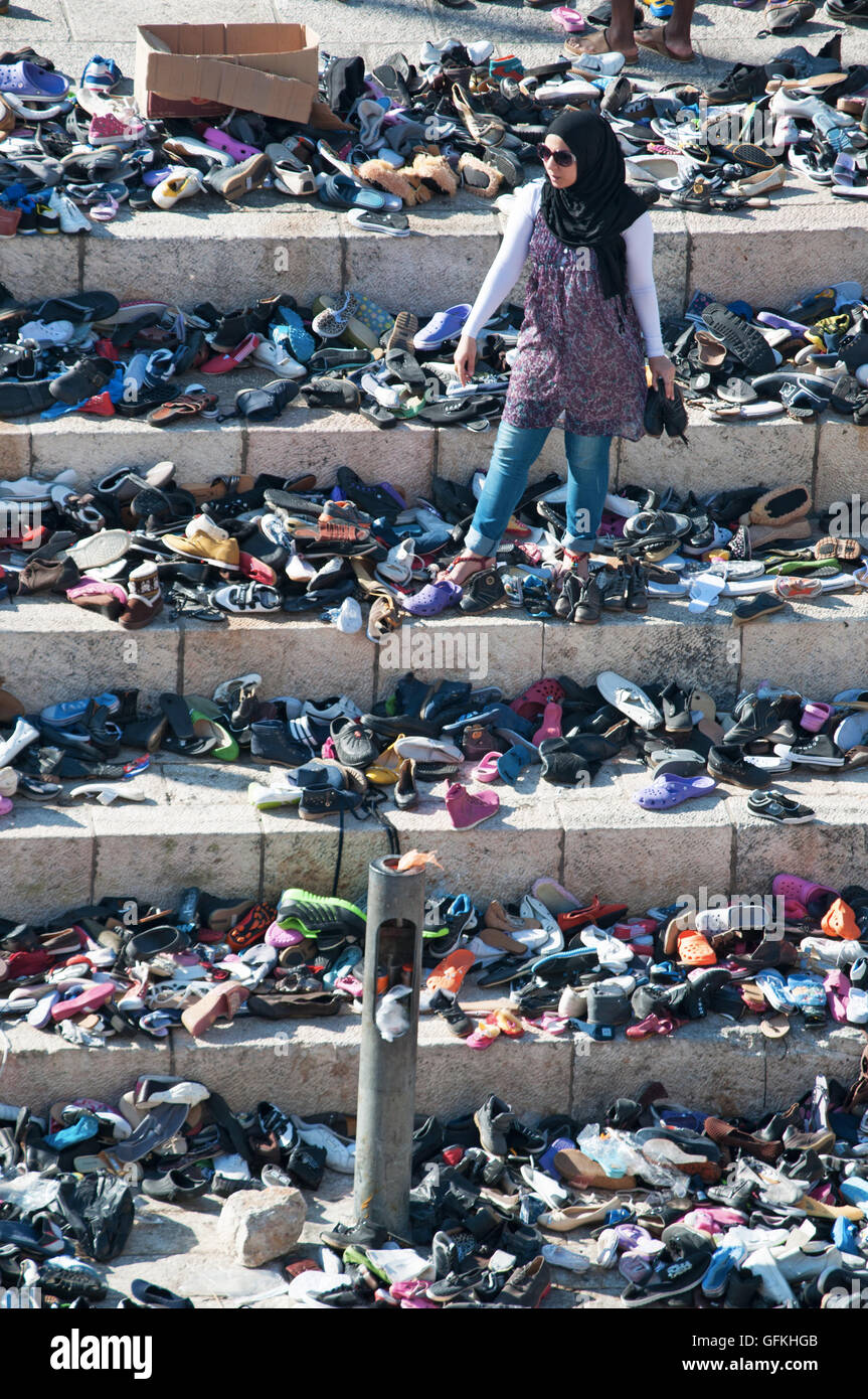 Israele, Gerusalemme: una donna musulmana la scelta di scarpe a pattini mercato di Porta di Damasco, uno dei principali accessi alla città vecchia Foto Stock