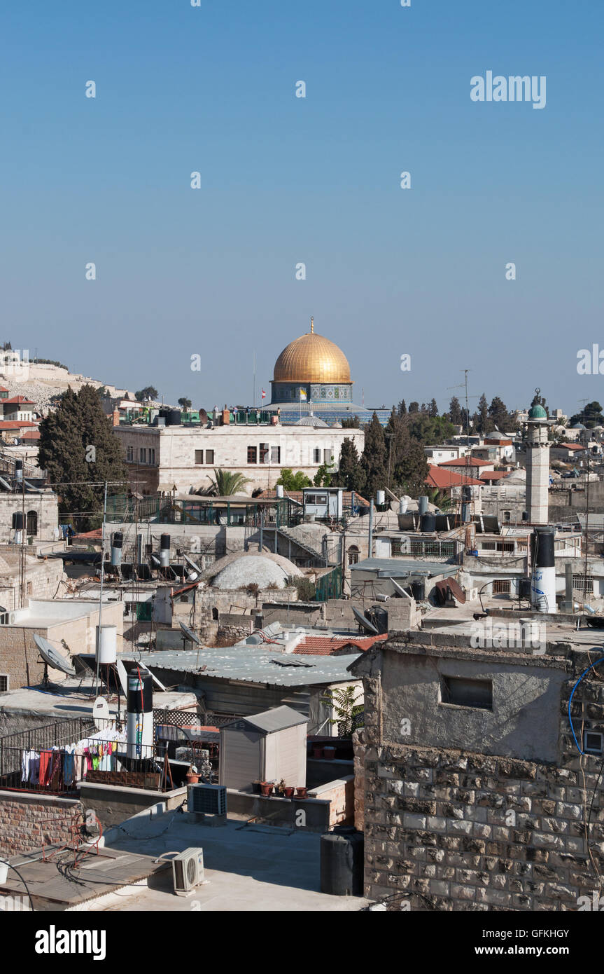 Gerusalemme, città vecchia: la skyline con la Cupola della roccia, islamica del santuario sul Monte del Tempio, visto dal tour a piedi lungo le antiche mura Foto Stock