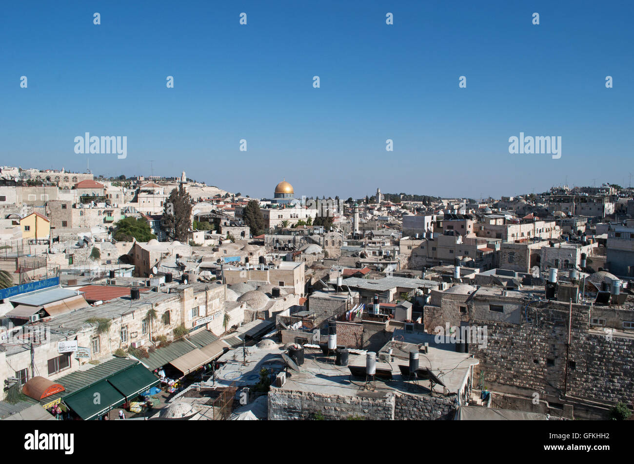 Gerusalemme, città vecchia: la skyline con la Cupola della roccia, islamica del santuario sul Monte del Tempio, visto dal tour a piedi lungo le antiche mura Foto Stock