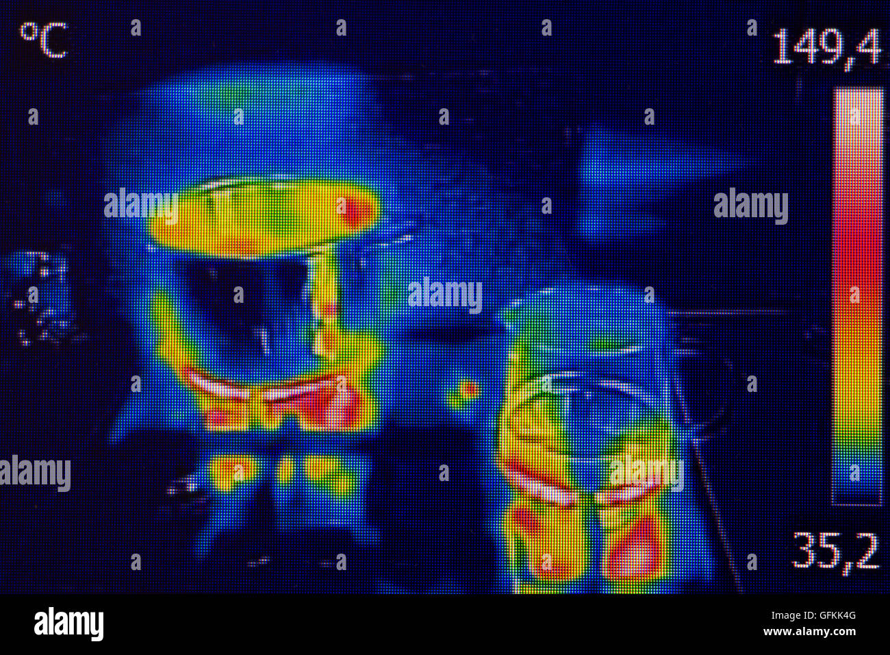 Thermovision a raggi infrarossi dell'immagine che mostra la cottura su un fornello a gas Foto Stock