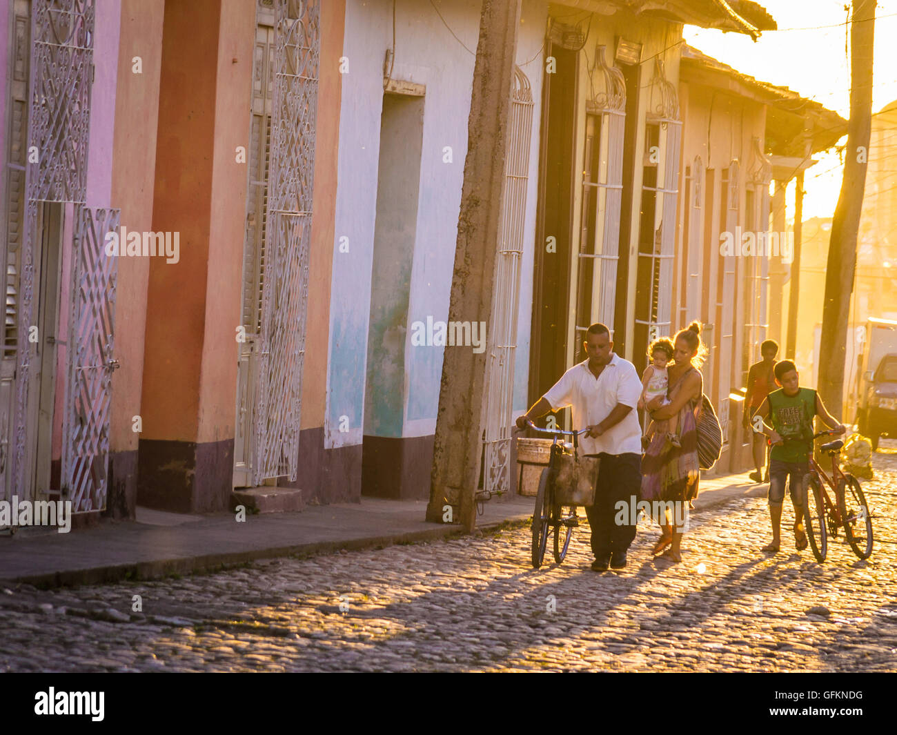 Trinidad, Cuba su dicembre 29, 2015: La calda luce del tramonto brilla per le strade del centro città nella città cubane di Trinida Foto Stock