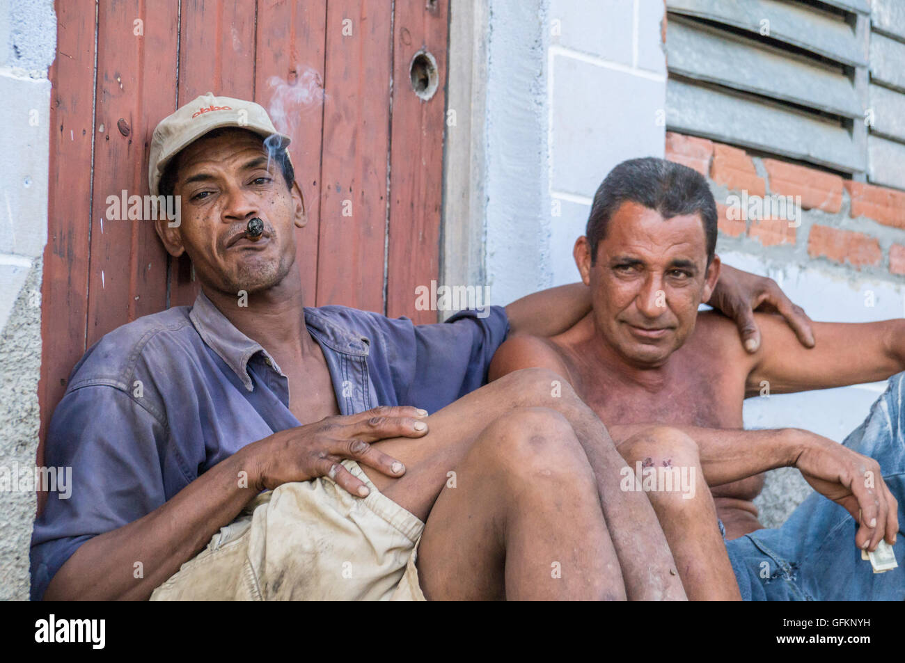 Trinidad, Cuba su dicembre 29, 2015: due uomini cubani di fumare un sigaro tradizionale Foto Stock