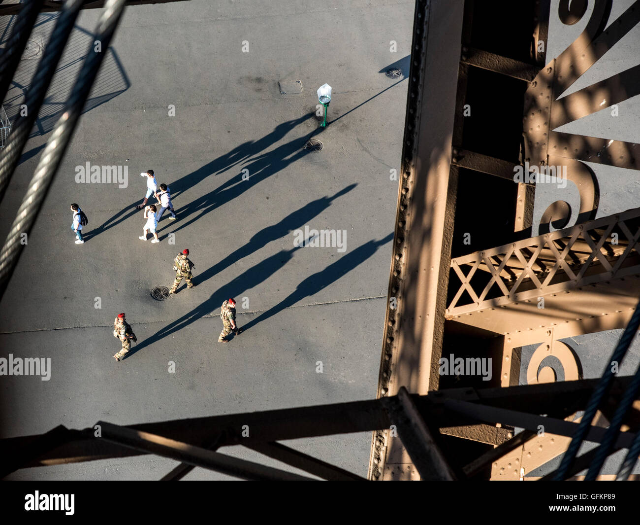 Esercito di sicurezza pattuglie di polizia siti turistici di Parigi tourist Foto Stock