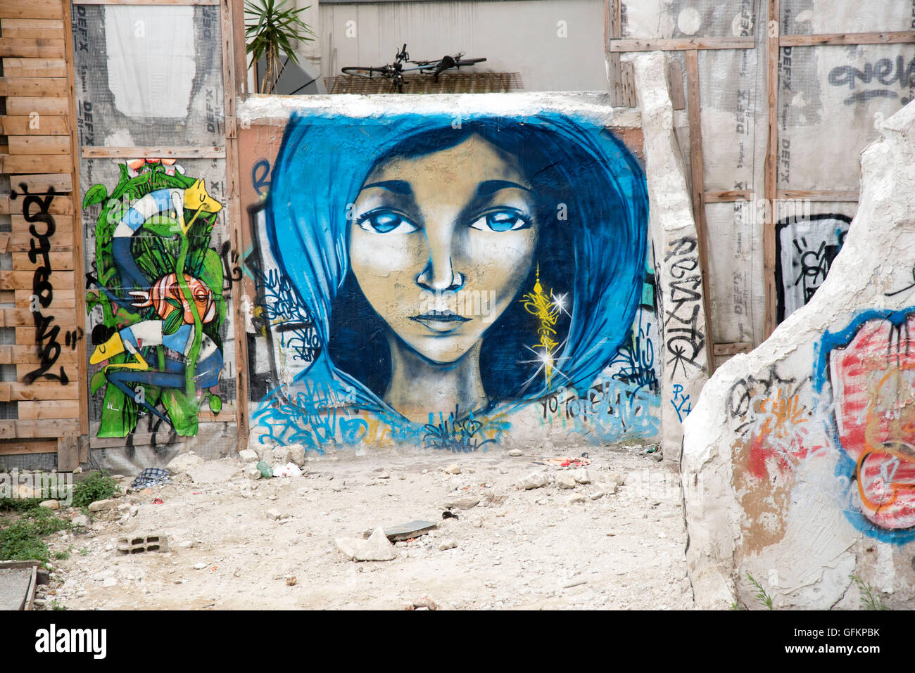 Street Art graffiti murali donna hijab la copertura del capo Foto Stock