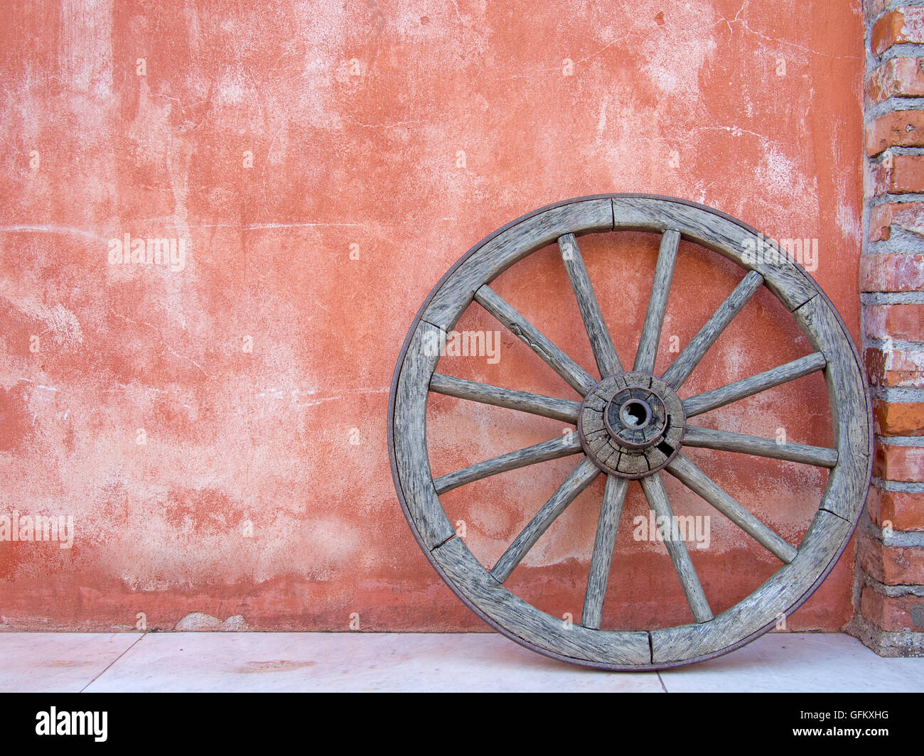 Vintage appoggiate contro la parete in terracotta, Italia. Foto Stock