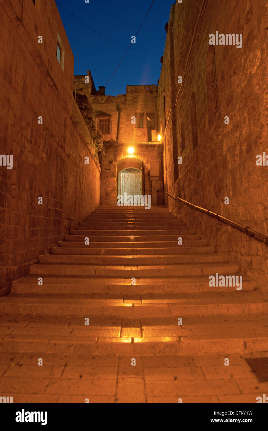 Gerusalemme, città vecchia: la scala al di fuori della Chiesa del Santo Sepolcro, contenente il creduto sito dove Gesù fu crocifisso e la sua tomba vuota Foto Stock