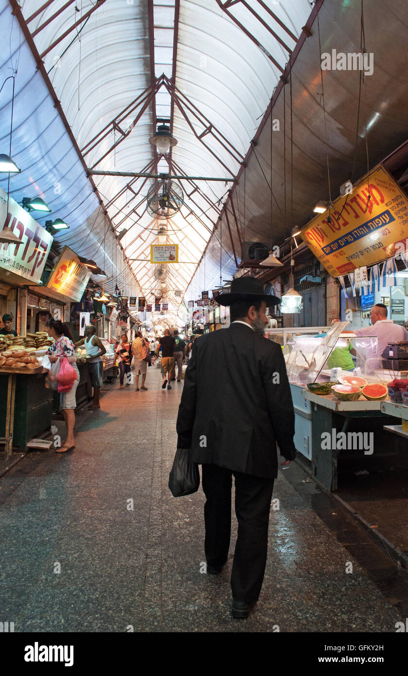 Gerusalemme: ebreo ortodosso in Mahane Yehuda Market, chiamato Shuk è coperto mercato ebraico con più di 250 fornitori Foto Stock