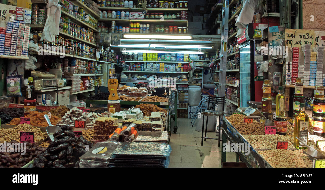 Gerusalemme, Israele, Medio Oriente: la vista di un negozio di Mahane Yehuda Market (l'Shuk), un famoso coperto mercato ebraico con più di 250 fornitori Foto Stock