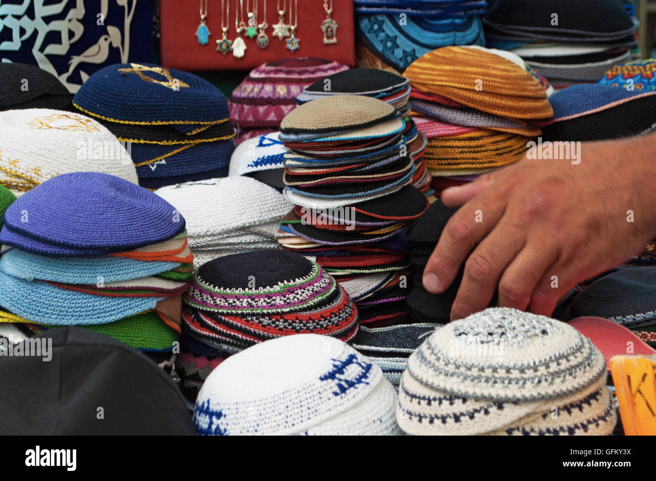 Gerusalemme: kippa, tappo utilizzato da ebreo osservante maschi, in vendita presso Mahane Yehuda Market, un marketplace ebraica Foto Stock