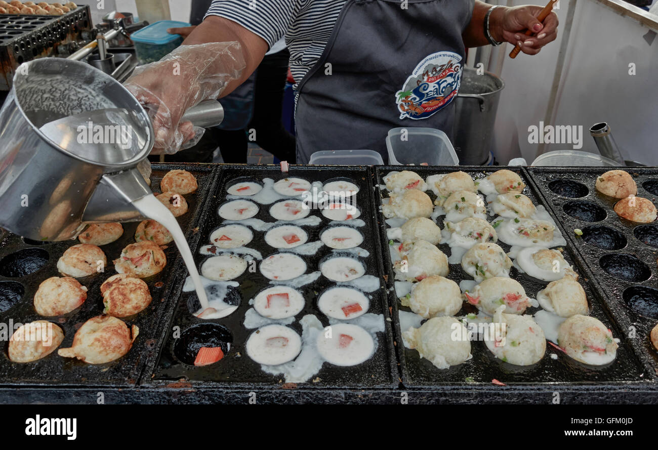 Thailandia street food vendor preparazione Takoyaki giapponese polpo palle in vendita. Thailandia SUDEST ASIATICO Foto Stock