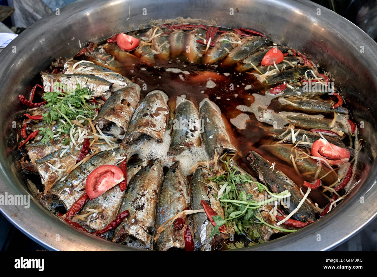 Selezione di pesce bollito cottura su una Thai street food stallo. Thailandia SUDEST ASIATICO Foto Stock