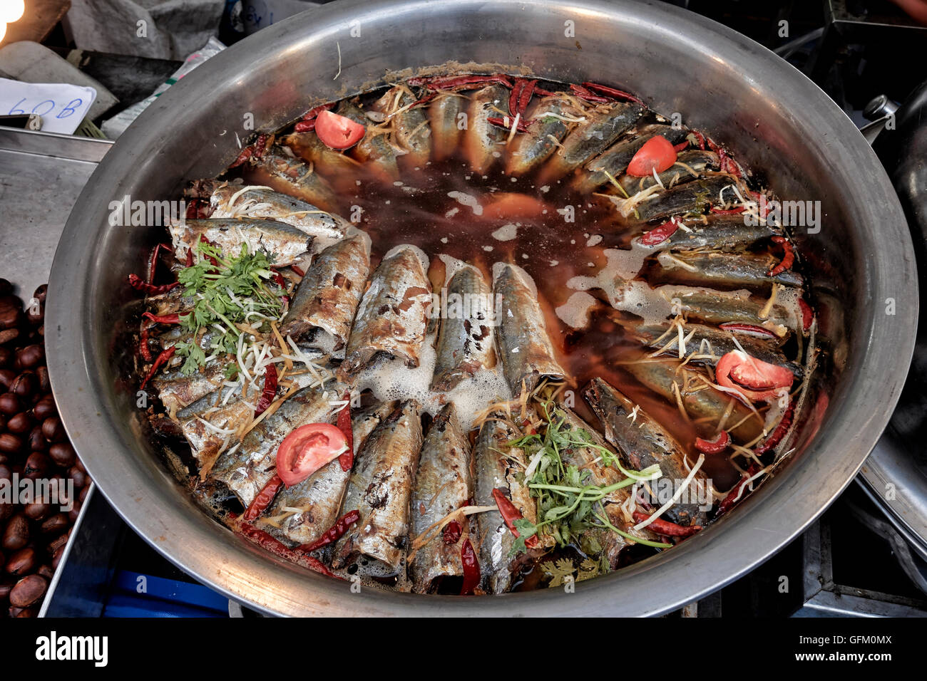 Selezione di pesce bollito cottura su una Thai street food stallo. Thailandia SUDEST ASIATICO Foto Stock