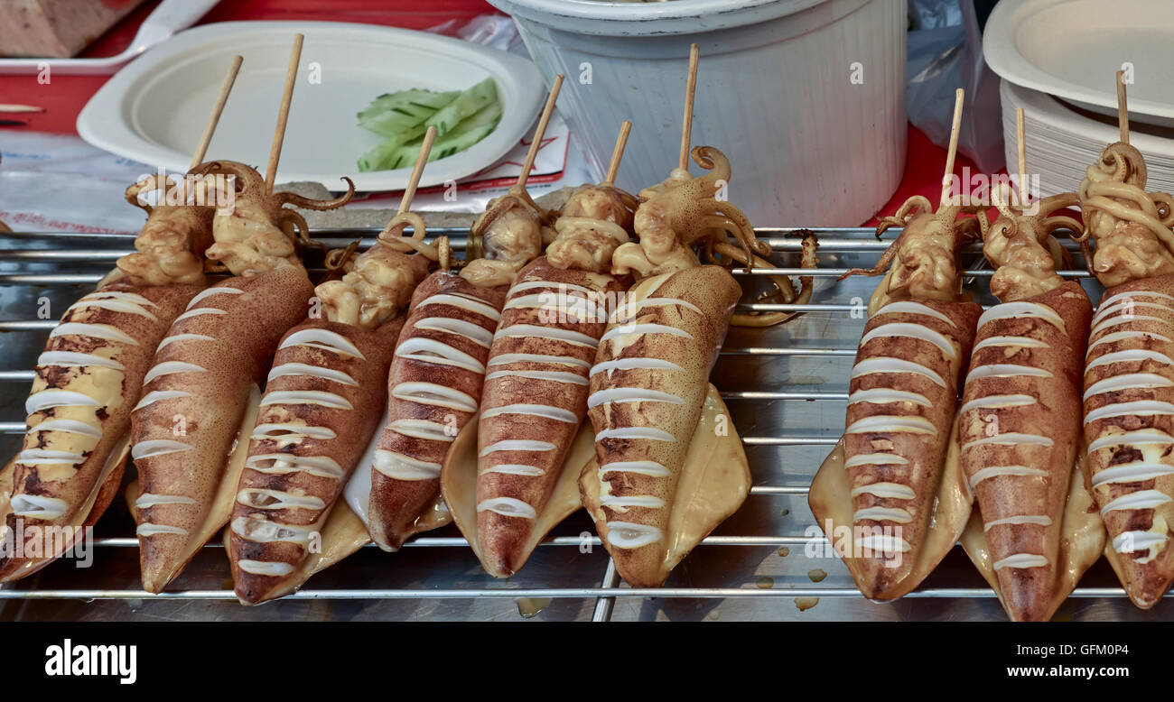 Calamari fritti piatto in preparazione. Thailandia street food. S. E. Asia Foto Stock