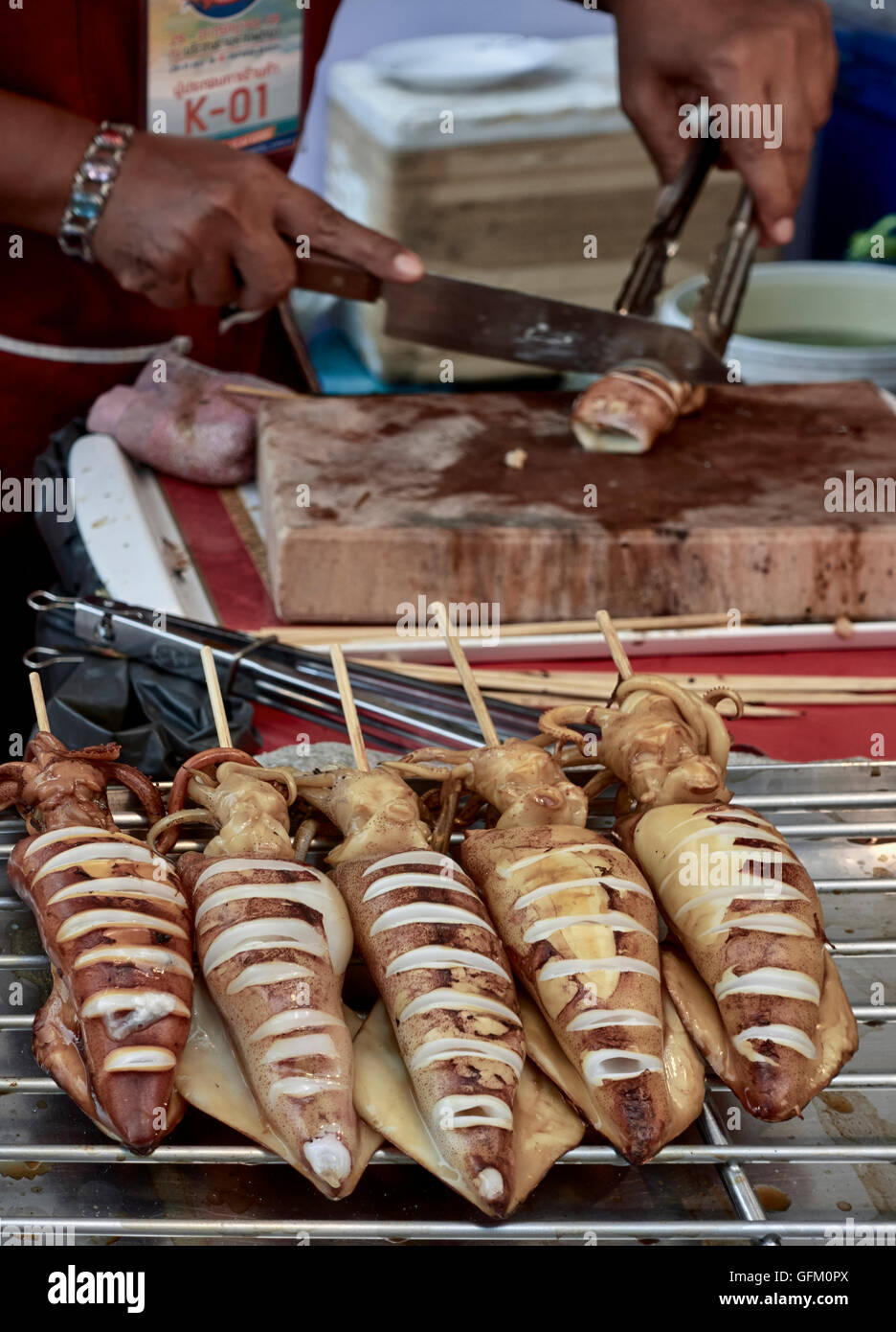 Calamari fritti piatto in preparazione. Thailandia street food. S. E. Asia Foto Stock