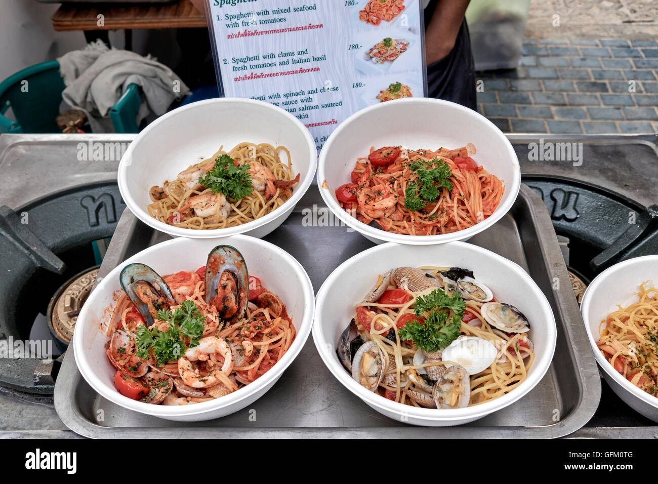 Selezione di spaghetti alimentare basata su un Thai street food stallo. Thailandia SUDEST ASIATICO Foto Stock