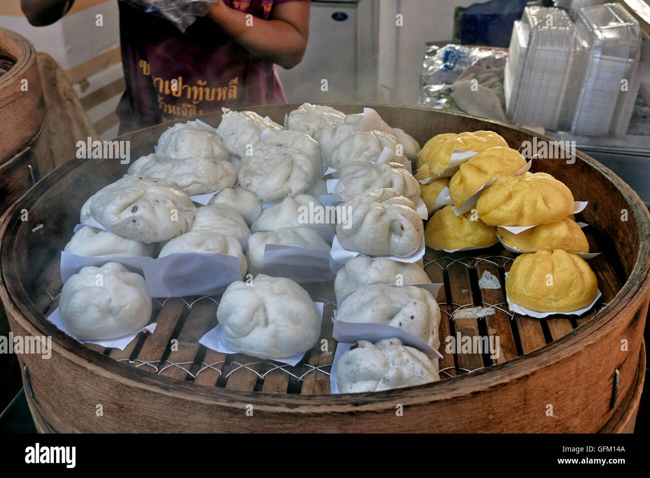 Cinese focacce cotte al vapore noto come salapao su un Thai street food stallo. Thailandia SUDEST ASIATICO Foto Stock