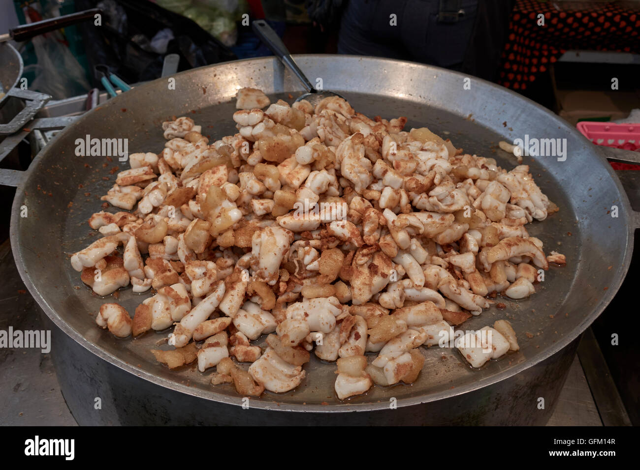 Thailandia il cibo. Calamari freschi la cottura su una Thai street food stallo. Thailandia SUDEST ASIATICO Foto Stock