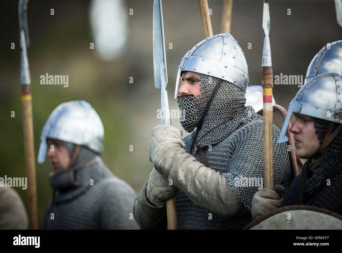 Norman e guerrieri sassoni prendere parte in una simulazione di battaglia per contrassegnare il 950th anniversario della conquista normanna, durante una giornata di eventi presso il castello di Richmond in North Yorkshire. Foto Stock