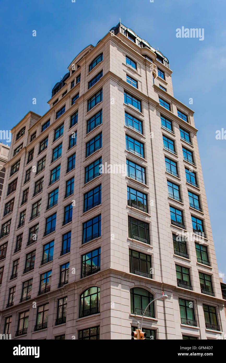 Vista al grattacielo moderno nella città di New York Foto Stock
