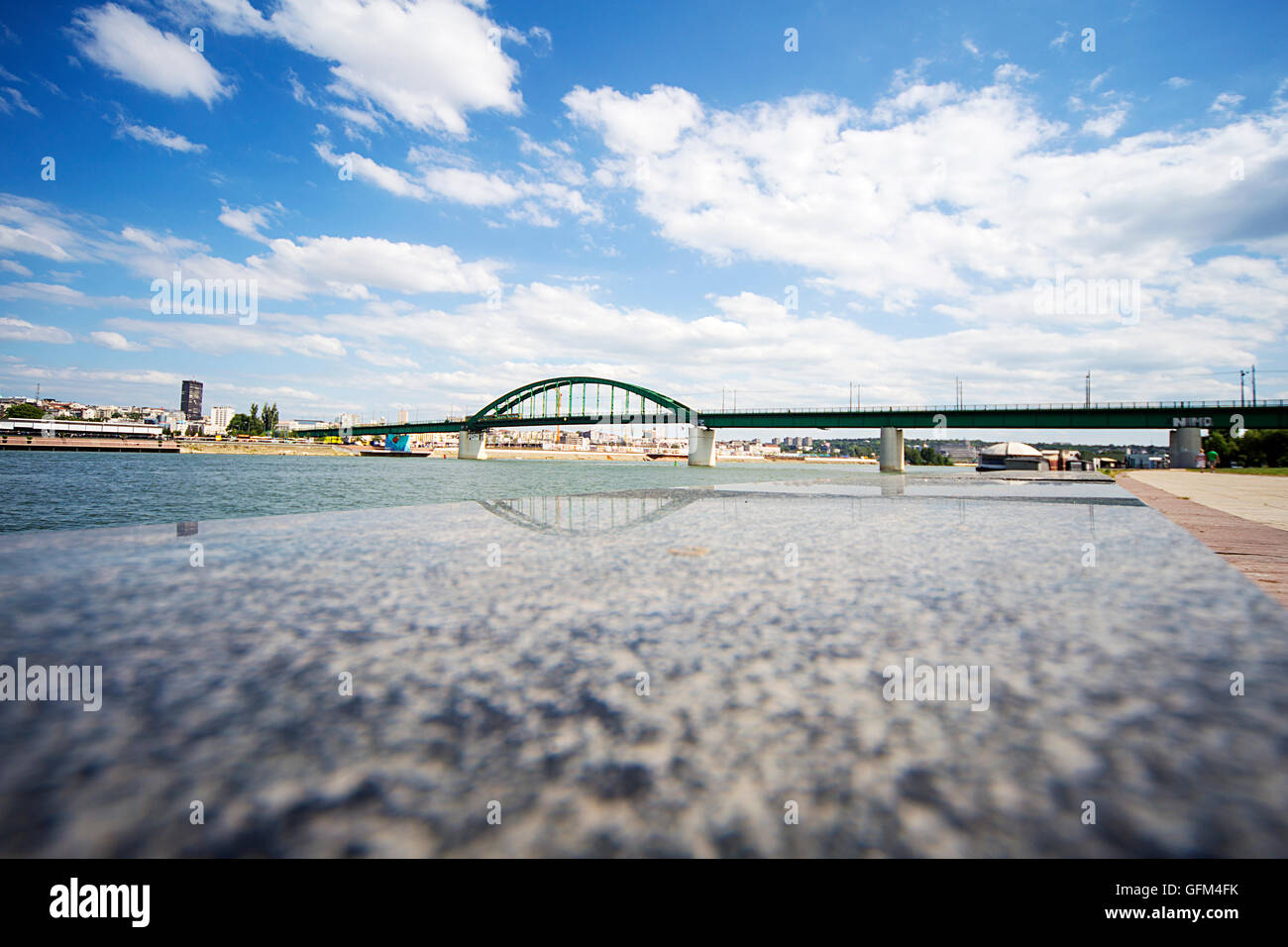 Vista sul ponte sul fiume Sava a Belgrado in Serbia Foto Stock