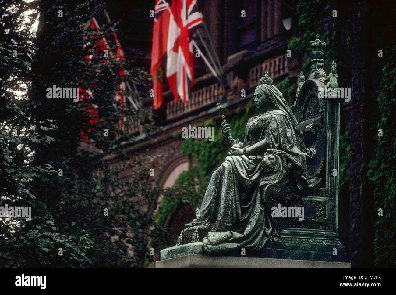 Edificio legislatore per l'Ontario con una statua della regina Victoria a Toronto, Ontario - Canada. Foto Stock