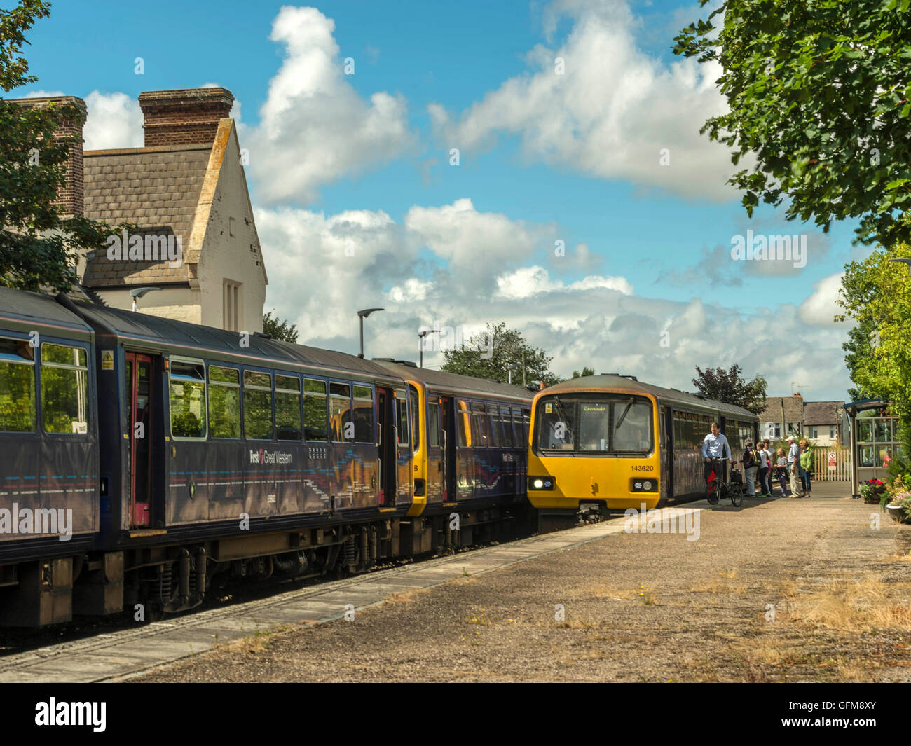 Primo grande Western treni croce alla graziosa stazione Topsham legato per Exmouth / Exeter viaggia lungo l avocetta linea costiera. Foto Stock