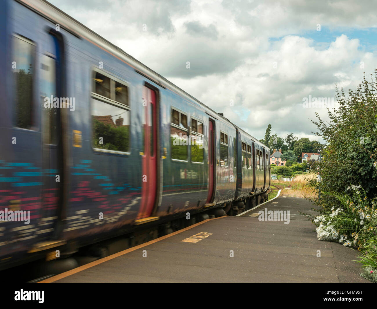 Primo grande Western treno arriva alla stazione di Exton legato per Exmouth viaggiando lungo il pittoresco Avocet linea costiera. Foto Stock