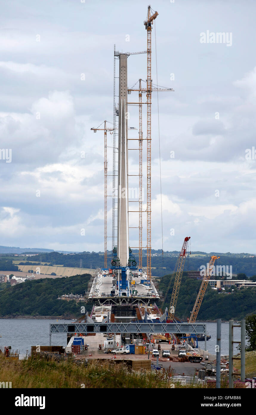 Una vista dal porto di Edgar, south queensferry, del nuovo Queensferry attraversando Ponte stradale, la nuova via ponte di sostituzione, che è in fase di costruzione e di essere costruito a fianco di quelli esistenti Forth Road Bridge. Foto Stock