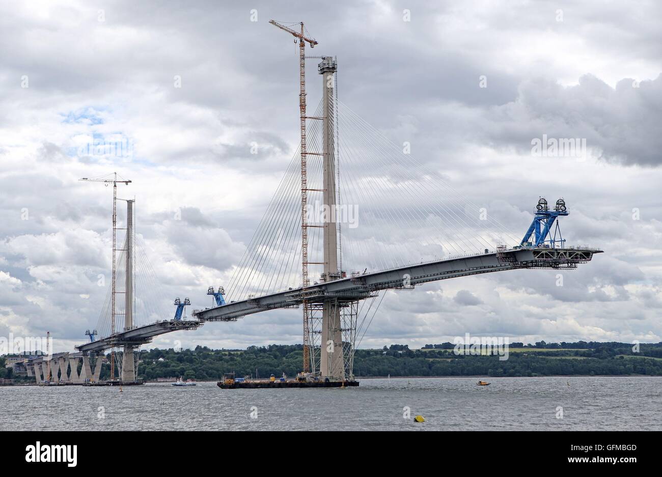 Una vista da North Queensferry del nuovo Queensferry attraversando Ponte stradale, la nuova via ponte di sostituzione, che è in fase di costruzione e di essere costruito a fianco di quelli esistenti Forth Road Bridge. Foto Stock