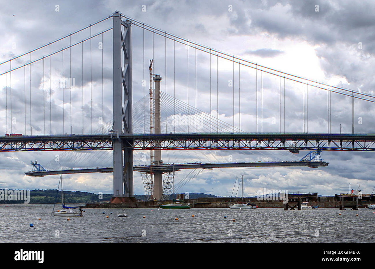 Una vista da North Queensferry del nuovo Queensferry attraversando Ponte stradale, la nuova via ponte di sostituzione, che è in fase di costruzione e di essere costruito a fianco di quelli esistenti Forth Road Bridge. Foto Stock