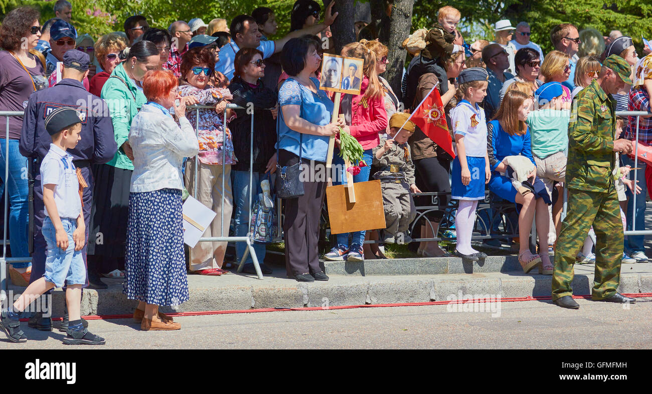 Gli spettatori a guardare il 9 maggio la Giornata della Vittoria parade 2016 Sebastopoli Crimea Foto Stock