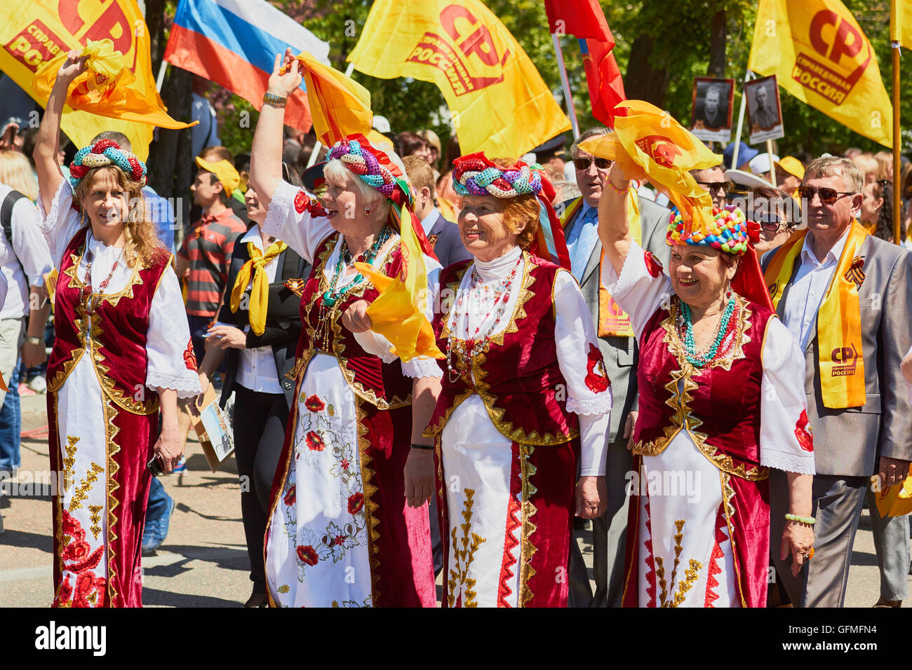 Le donne in marcia in costume al 9 maggio la Giornata della Vittoria parade 2016 Sebastopoli Crimea Foto Stock