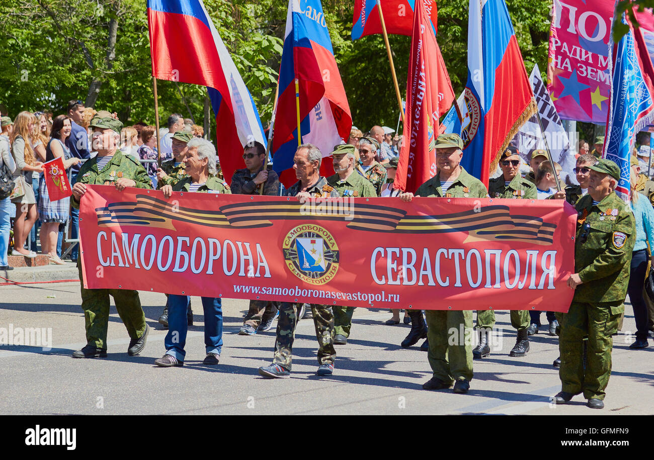 Marciando con il banner del 9 maggio la Giornata della Vittoria parade 2016 Sebastopoli Crimea Foto Stock