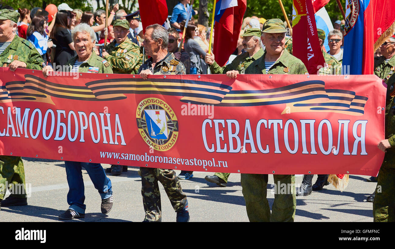 Marciando con il banner del 9 maggio la Giornata della Vittoria parade 2016 Sebastopoli Crimea Foto Stock