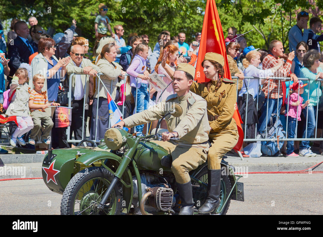 Moto con cinque comunista ha sottolineato la stella rossa e Unione Sovietica bandiera durante il 9 maggio la Giornata della Vittoria parade 2016 Sebastopoli Crimea Foto Stock