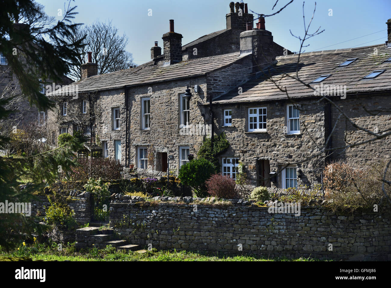 I cottage e giardini, Gayle village, Superiore Wensleydale, Yorkshire Dales National Park, North Yorkshire, Inghilterra, Regno Unito. Foto Stock