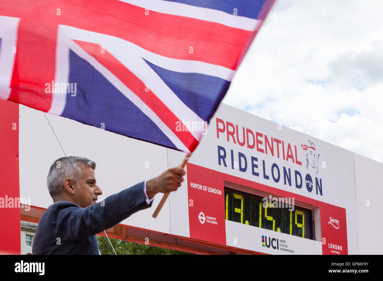 Londra, Regno Unito. 31 Luglio, 2016. Il sindaco di Londra Sadiq Khan inizia di Prudential RideLondon-Surrey Classic a Horse Guard Road. Kathy Li/Alamy Live News Foto Stock