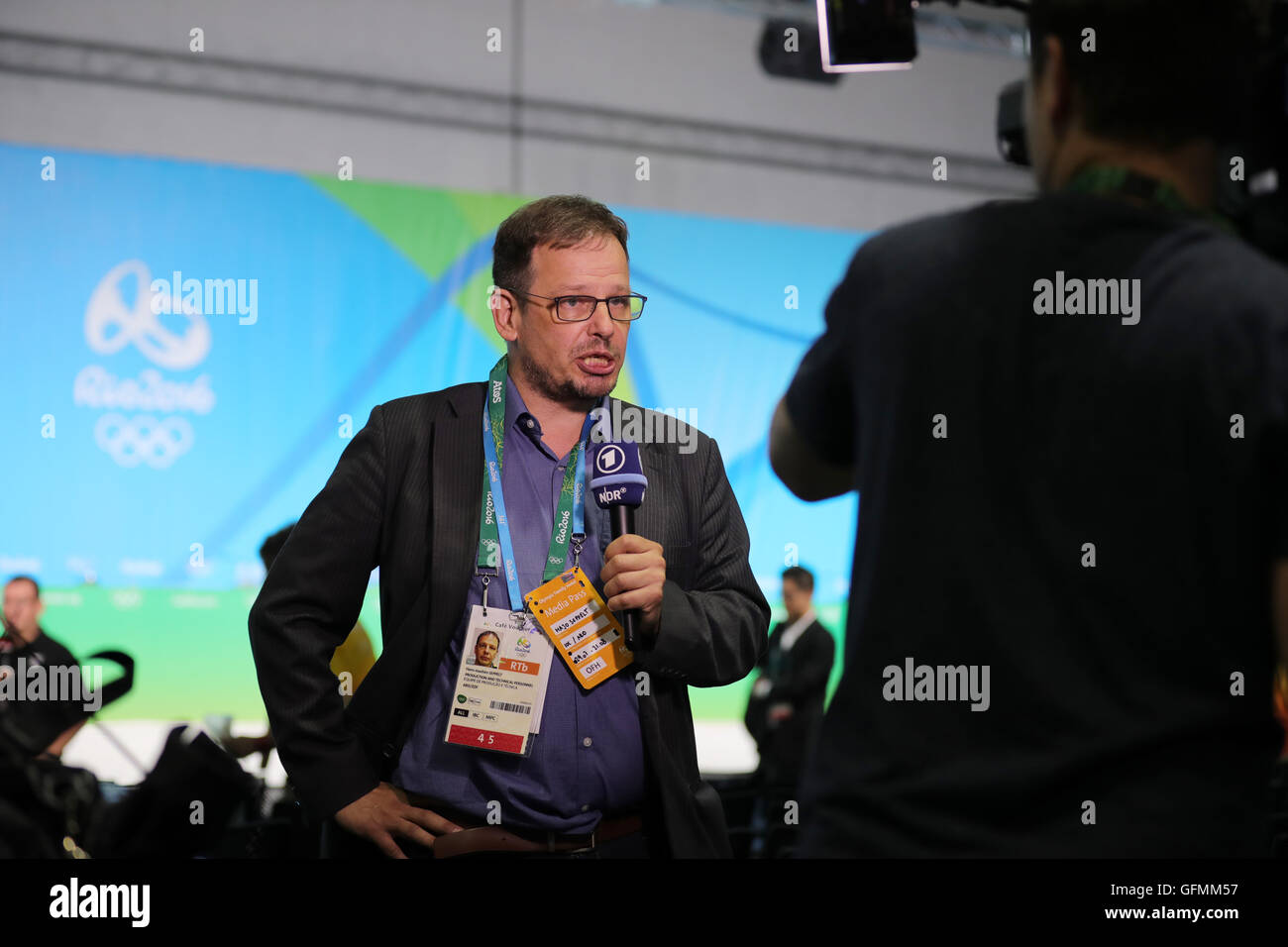 Hajo Seppelt, giornalista della Germania il canale televisivo ARD, rapporti su una conferenza stampa del presidente del CIO Thomas Bach presso il Centro Stampa (MPC) al Parco Olimpico barra prima del Rio 2016 Giochi Olimpici di Rio de Janeiro, Brasile, 31 luglio 2016. Il Rio 2016 Giochi Olimpici avranno luogo dal 05 al 21 agosto. Foto: Michael Kappeler/dpa Foto Stock